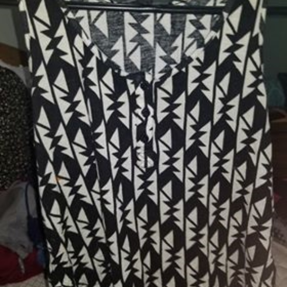 NWOT.Black and white forever 21 Tank top